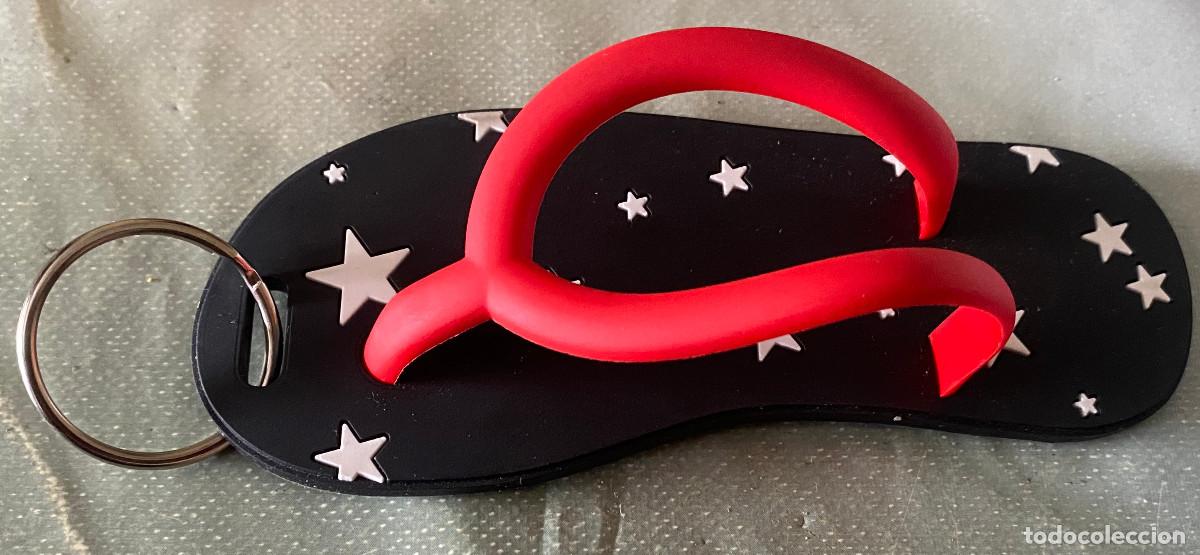 Coleccionismo de llaveros: Divertido llavero de goma flexible. Zapatilla playera o chancla. 18 cm. de largo. Nuevo.