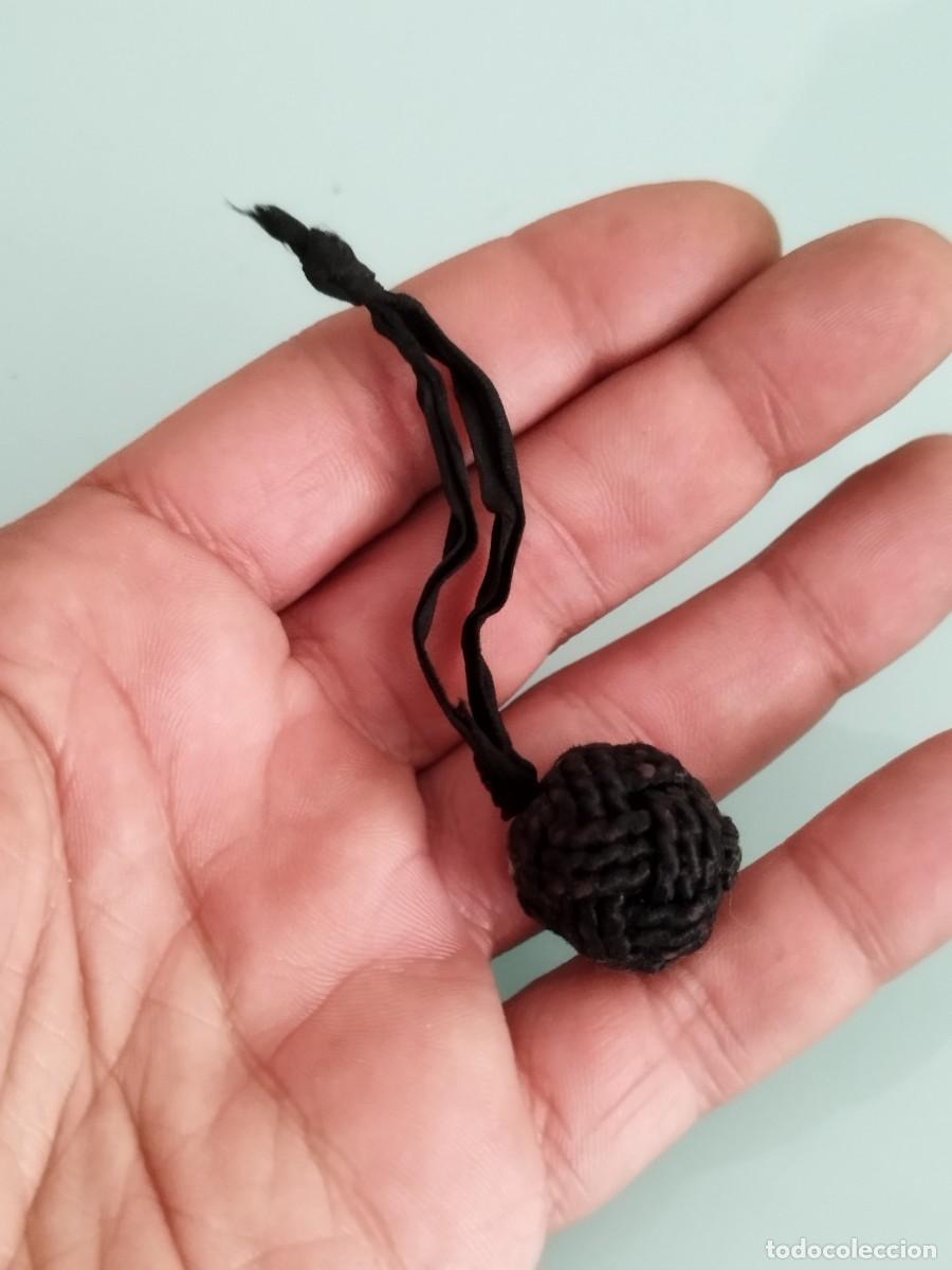Coleccionismo de llaveros: Antiguo llavero o amuleto con un nudo marinero conocido como &rdquo;pu&ntilde;o de mono&rdquo; de color negro.