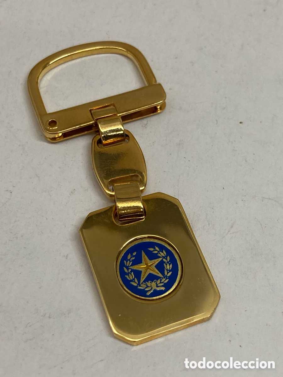 Coleccionismo de llaveros: llavero presenta un dise&ntilde;o met&aacute;lico con acabado dorado