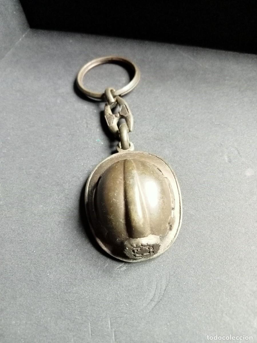 Coleccionismo de llaveros: LLAVERO DE BOMBEROS. CASCO TIPO BRONCE CUERPO BOMBERO BILBAO