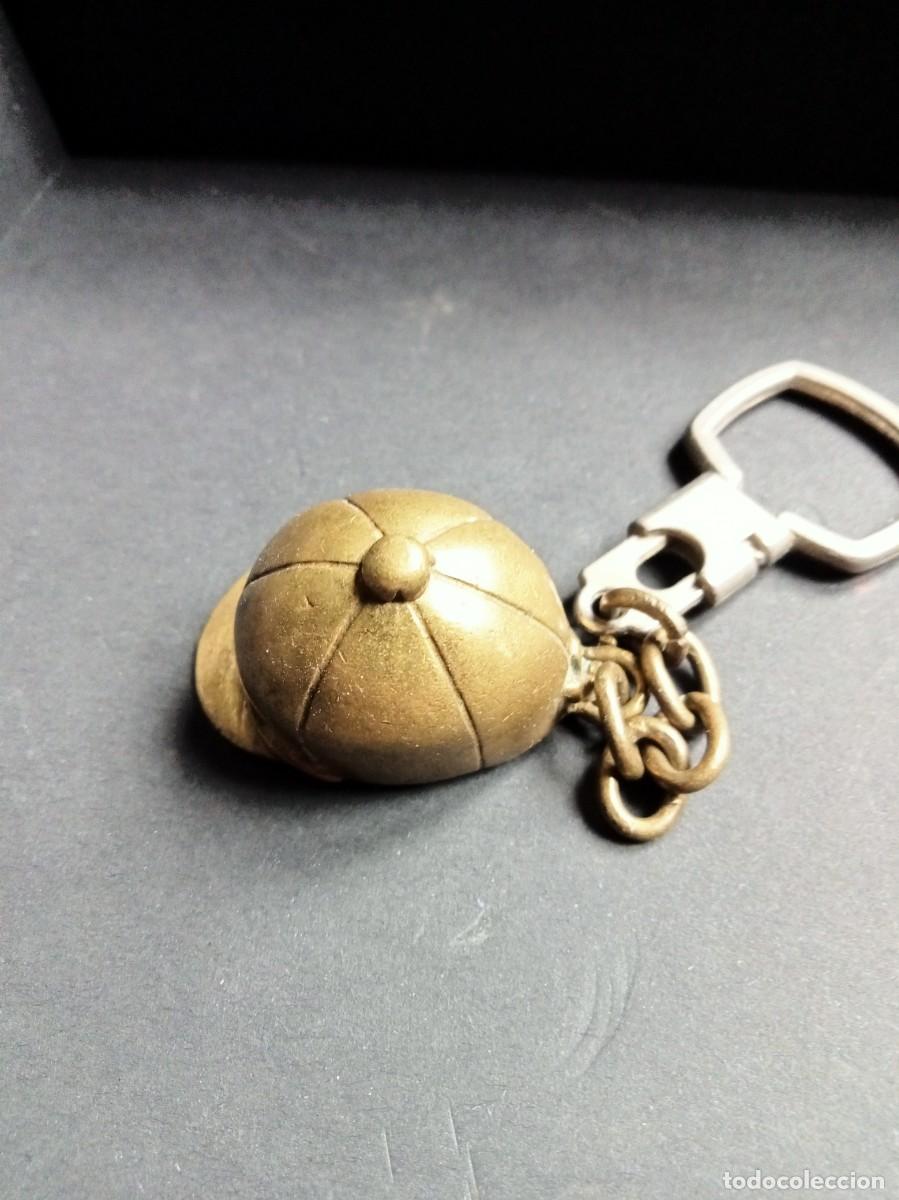 Coleccionismo de llaveros: LLAVERO BRONCE DE GORRA