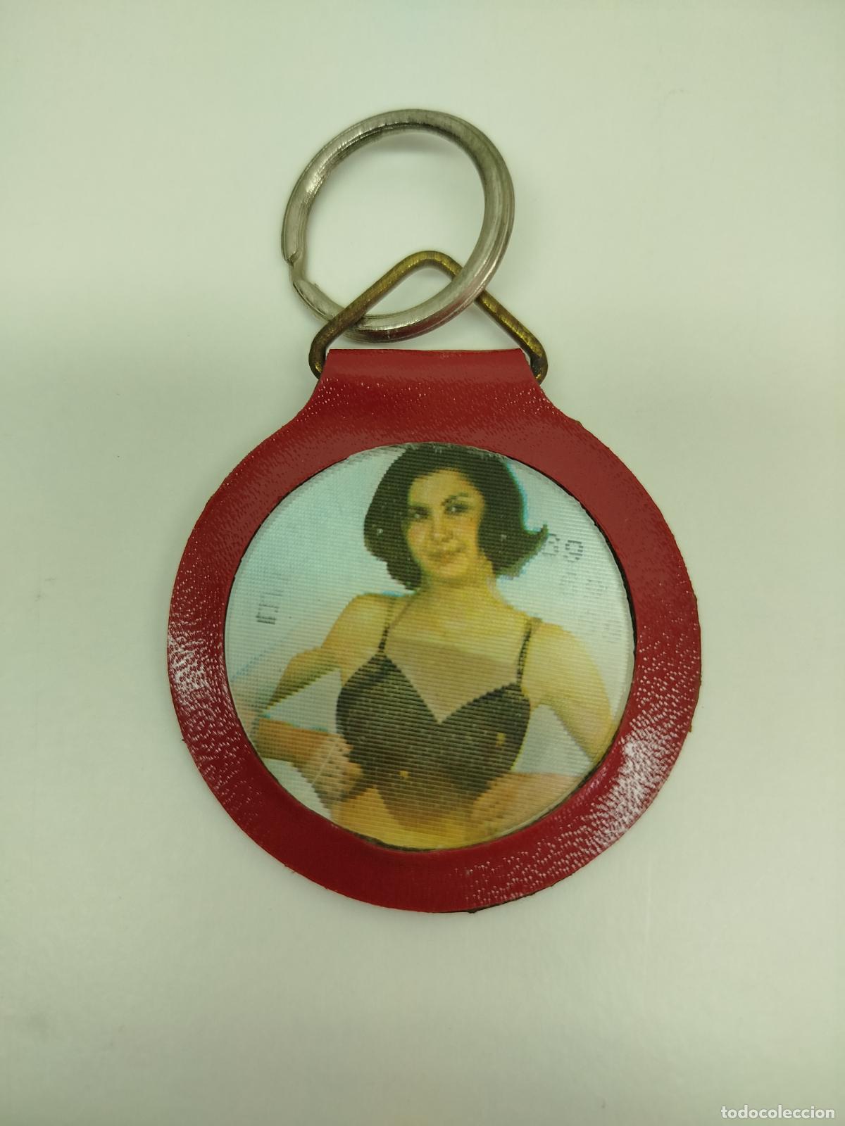 Coleccionismo de llaveros: ANTIGUO LLAVERO ER&Oacute;TICO LENTICULAR - MUJER SE QUITA VESTIDO - A&Ntilde;OS 70