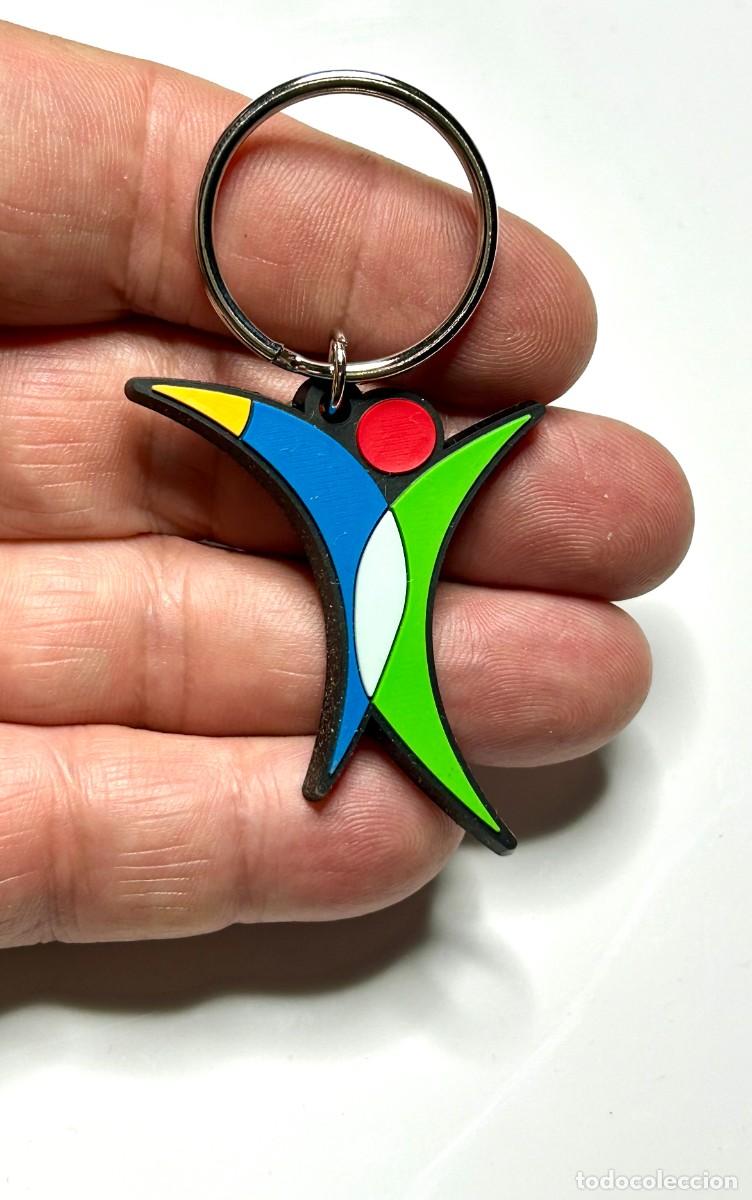 Coleccionismo de llaveros: 3904.Llavero de goma de una figura humana abstracta y colorida de logotipo deportivo o institucional