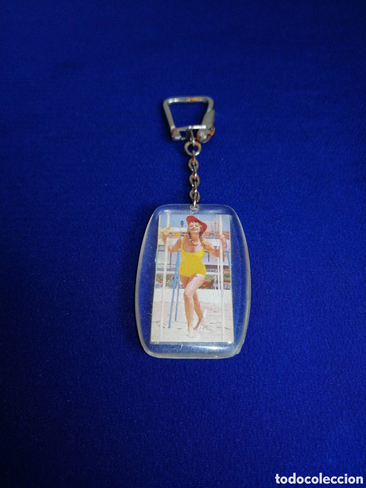 Collection of Keychains: PIN-UP EN BA&Ntilde;ADOR LLAVERO ANTIGUO