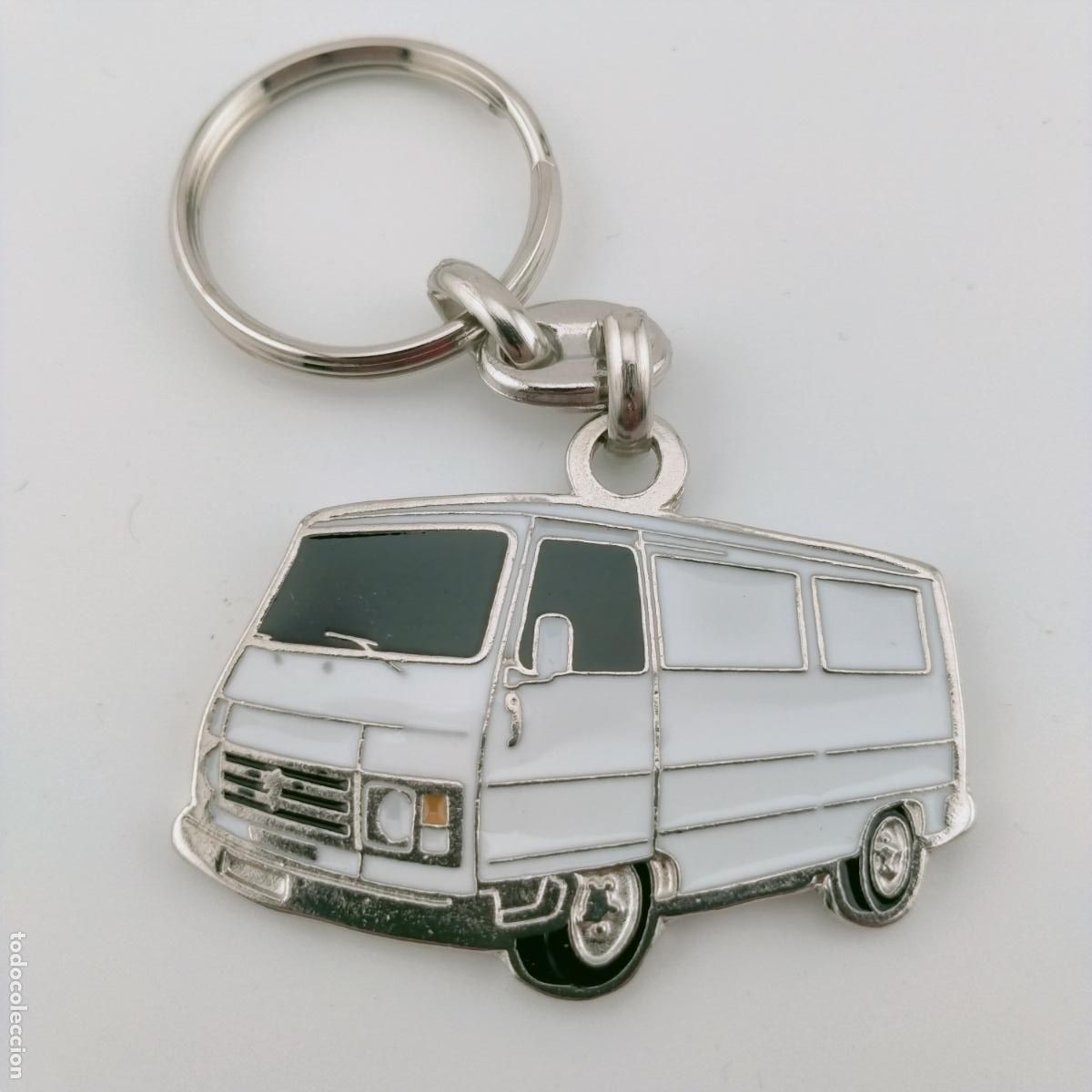 Coleccionismo de llaveros: Llavero Peugeot J9 blanco