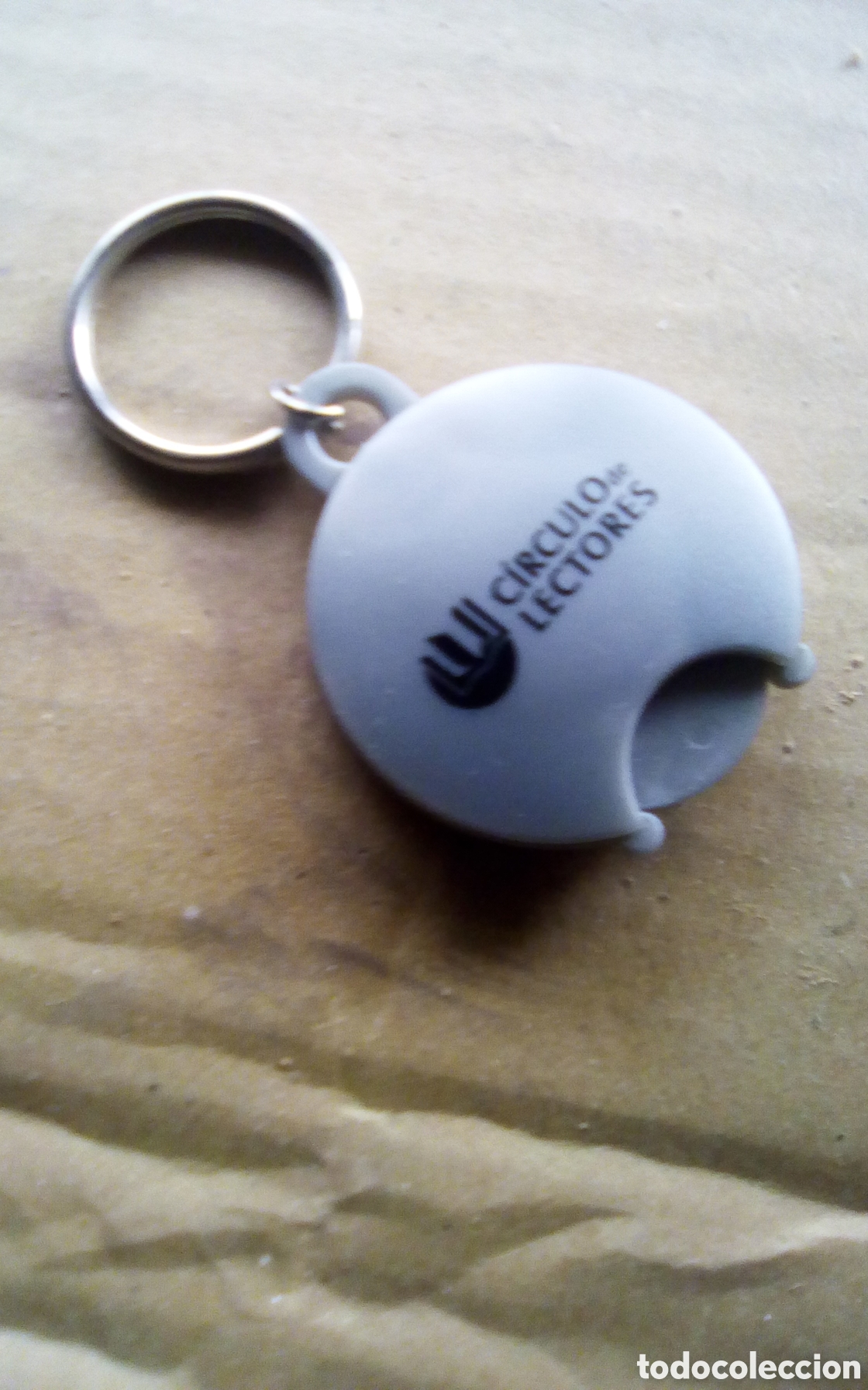 Coleccionismo de llaveros: Circulo de Lectores. Llavero con ficha para el carrito del supermercado. 2004-2010. Mide 4 cm.