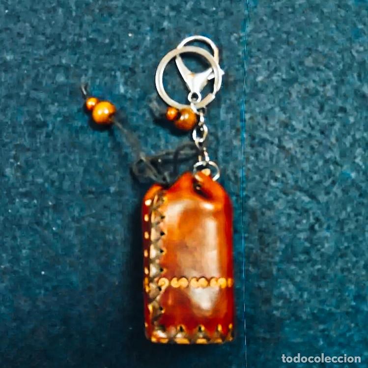Coleccionismo de llaveros: LLAVERO BOLSA DE CUERO Y ACERO. MED 14 X 4 CMS