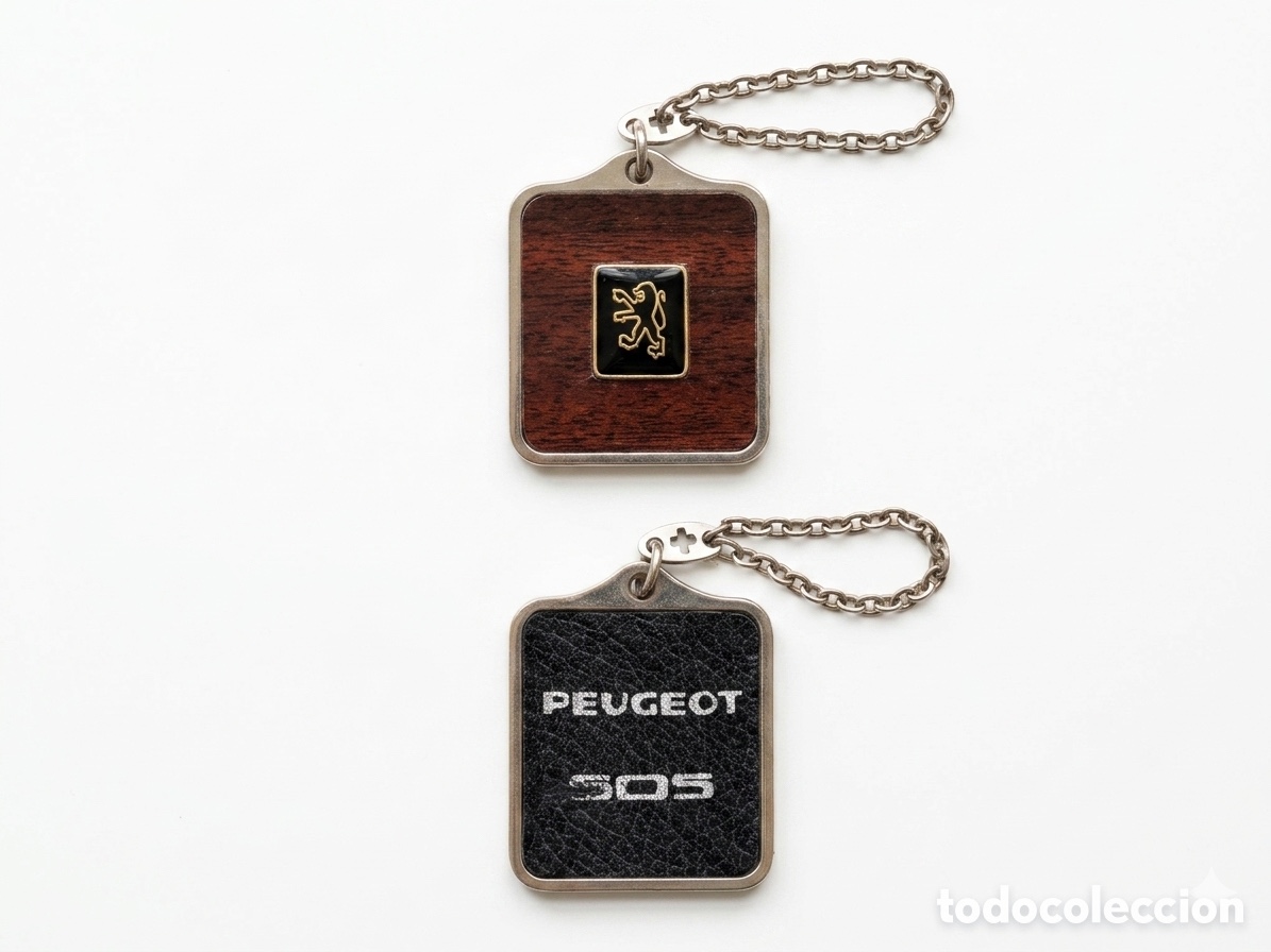 Coleccionismo de llaveros: Llavero Vintage Concesionario PEUGEOT 505 - Le&oacute;n de Oro sobre Fondo Imitaci&oacute;n Caoba (A&ntilde;os 80)