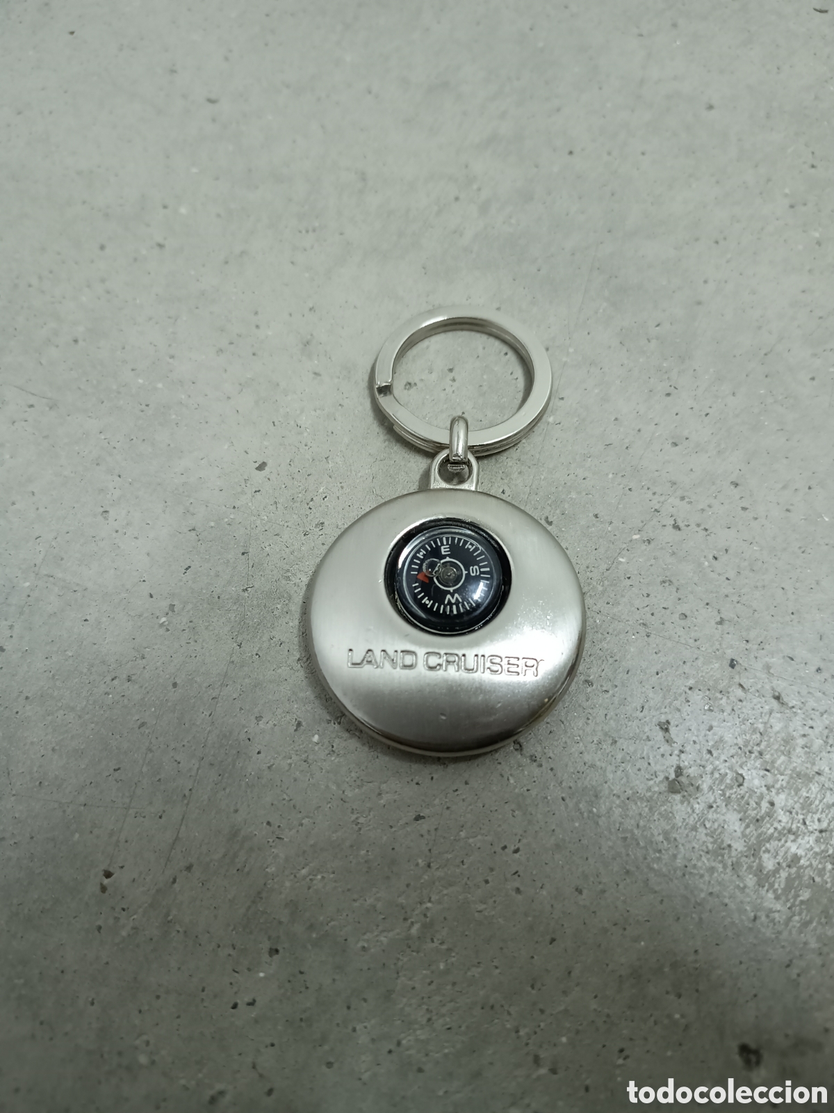 Collectionnisme de portes-cl&eacute;s: LLAVERO TOYOTA LAND CRUISER CON BRUJULA