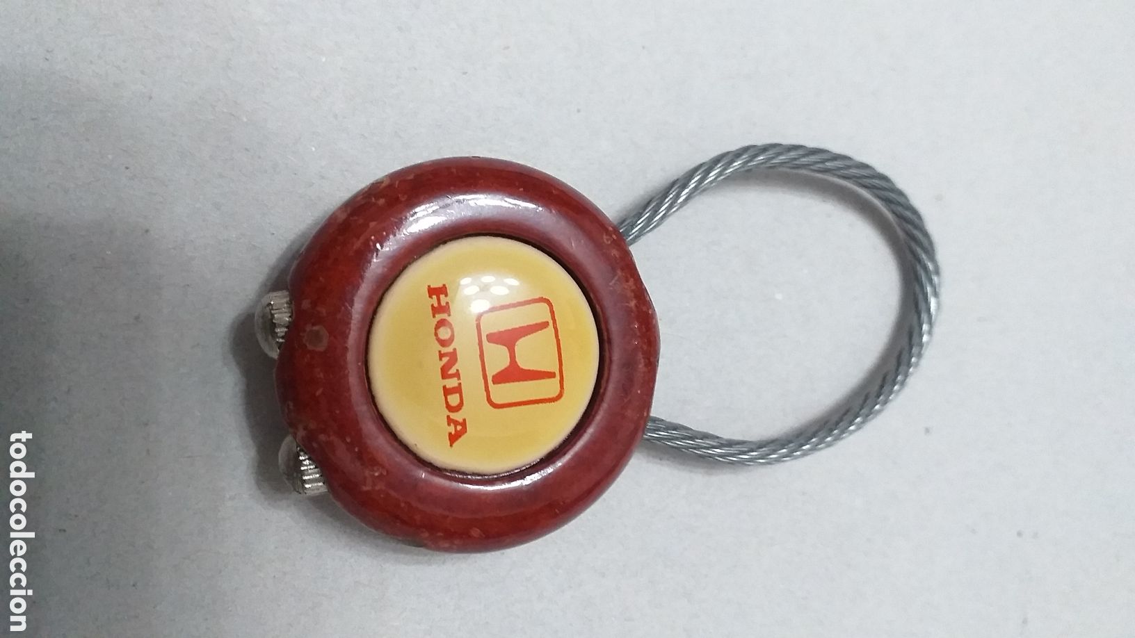 Coleccionismo de llaveros: Antiguo llavero de marca coche HONDA. Metal y madera.