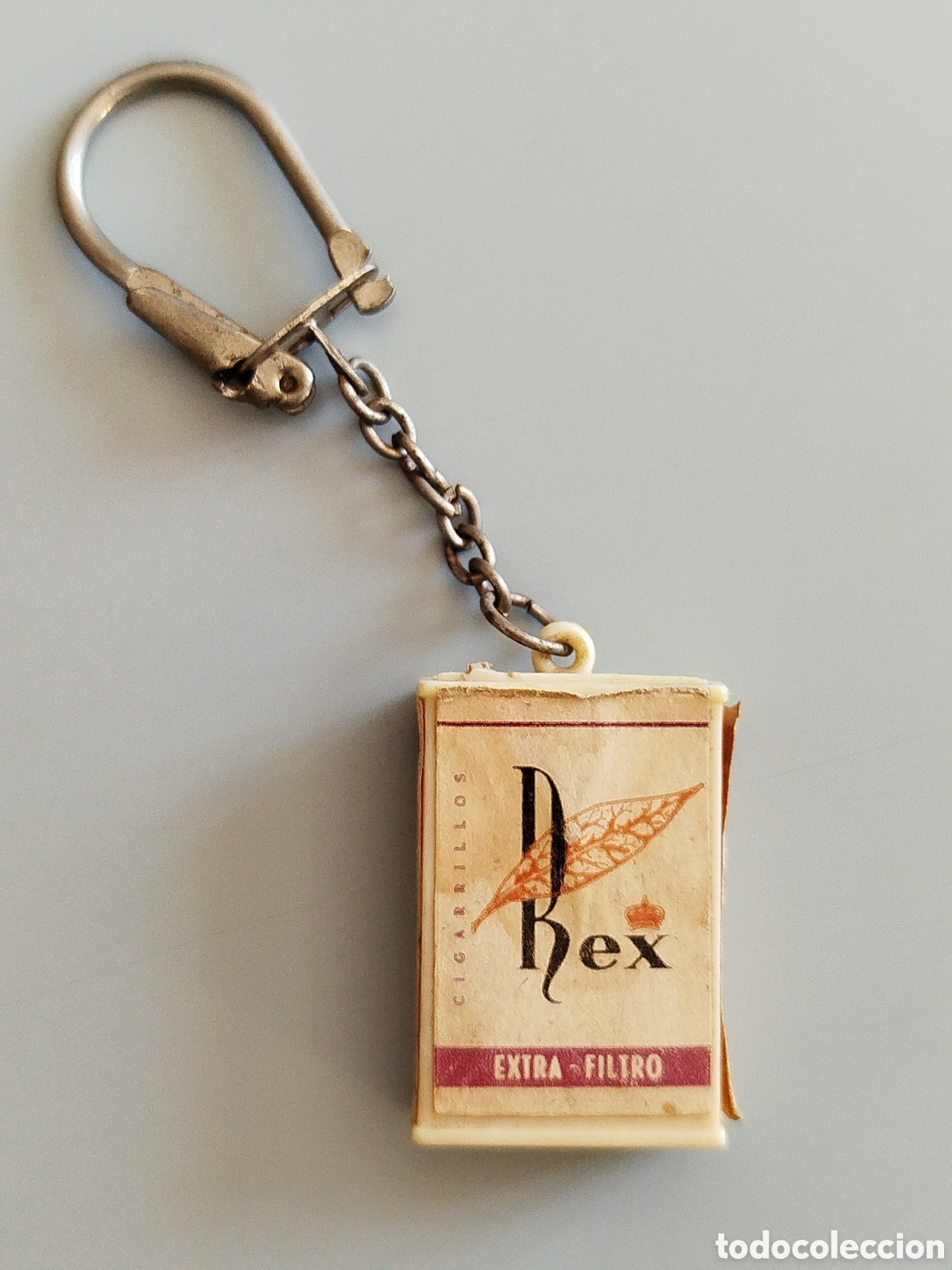 Coleccionismo de llaveros: LLAVERO ANTIGUO MINIATURA PAQUETE DE TABACO CIGARRILLOS MARCA REX