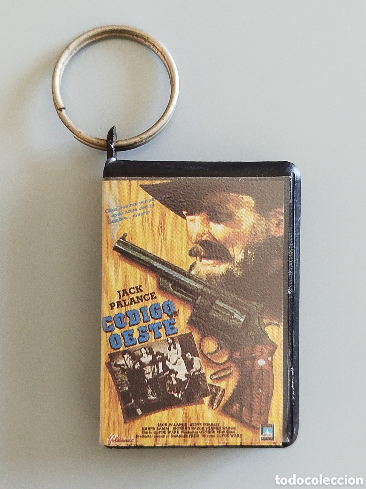 Coleccionismo de llaveros: ANTIGUO LLAVERO MINIATURA CARATULA CINTA VHS. PELICULA &rdquo; CODIGO OESTE &rdquo; JACK PALANCE