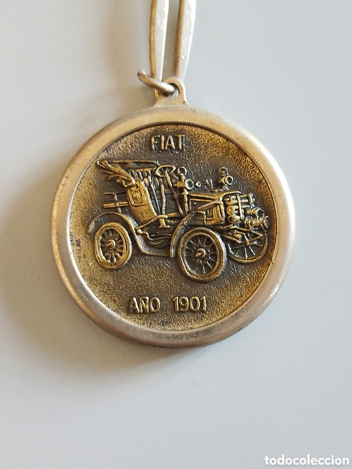 Coleccionismo de llaveros: ANTIGUO LLAVERO VINTAGE COCHE CLASICO FIAT A&Ntilde;O 1901. BANDERA ANDALUCIA.