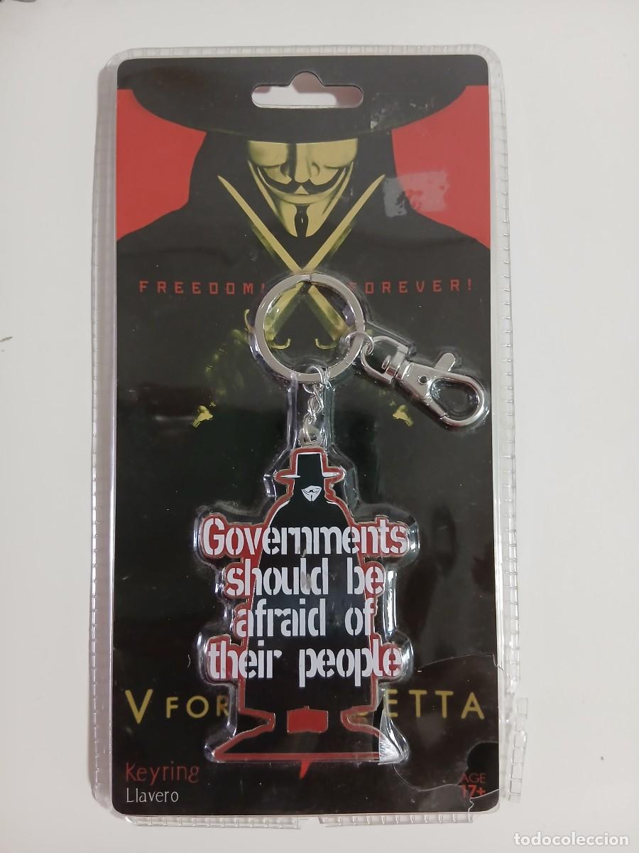 Coleccionismo de llaveros: LLAVERO V DE VENDETTA. &iexcl;&iexcl;NUEVO!!. BL&Iacute;STER ALGO DA&Ntilde;ADO POR ESQUINA.