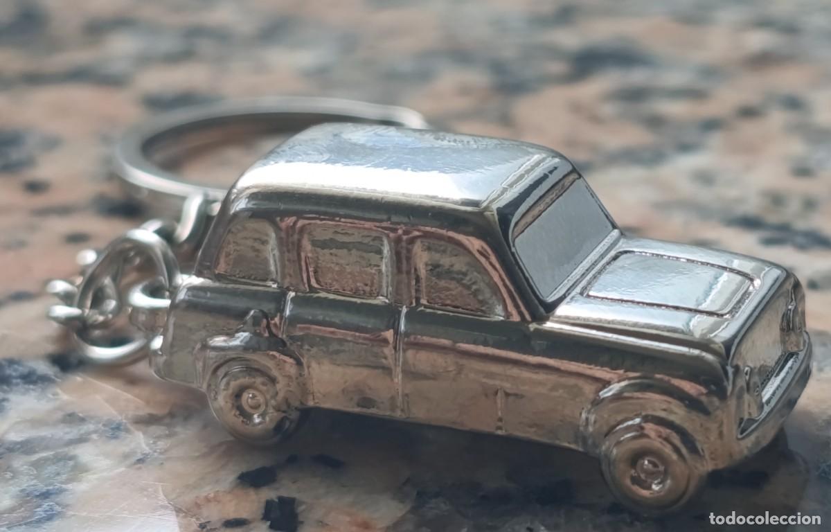 Coleccionismo de llaveros: Bonito llavero met&aacute;lico coche. Medidas largo 3,5 cm. ancho 1,7 cm.alto 1,5 cm.