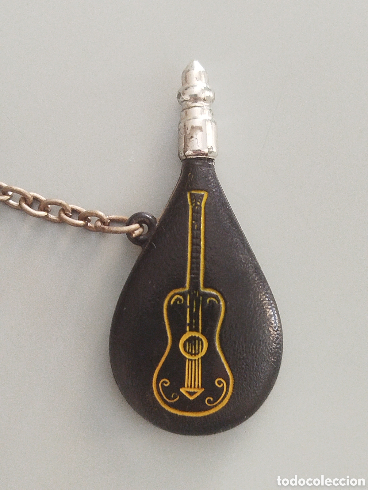 Coleccionismo de llaveros: ANTIGUO LLAVERO BOTA DE VINO - MINIATURA BOTITA - DIBUJO DE GUITARRA Y MUJER FLAMENCA
