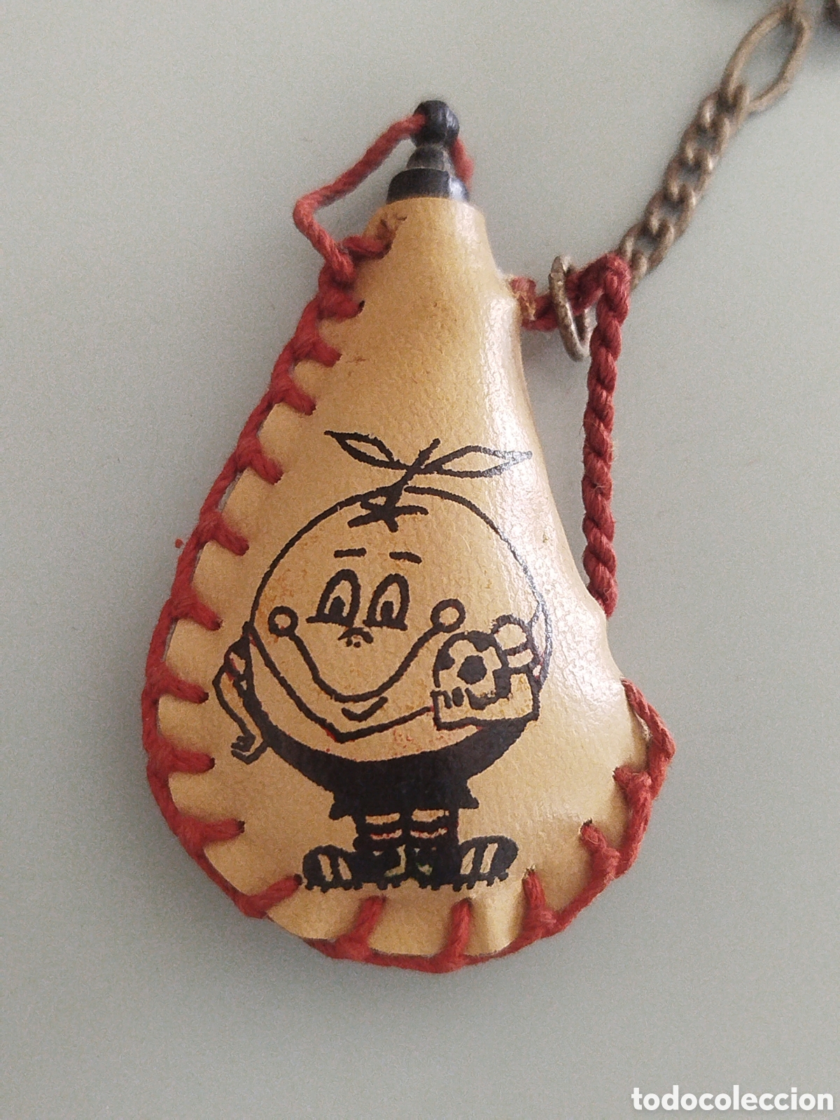 Coleccionismo de llaveros: LLAVERO ANTIGUO BOTA DE VINO DE MUNDIAL 1982 NARANJITO