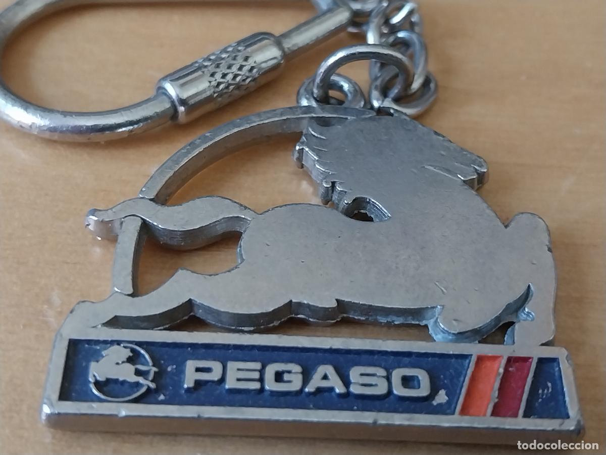Coleccionismo de llaveros: PEGASO CAMIONES LLAVERO METAL CROMADO PINTURA LACADA 4CMS ALTO