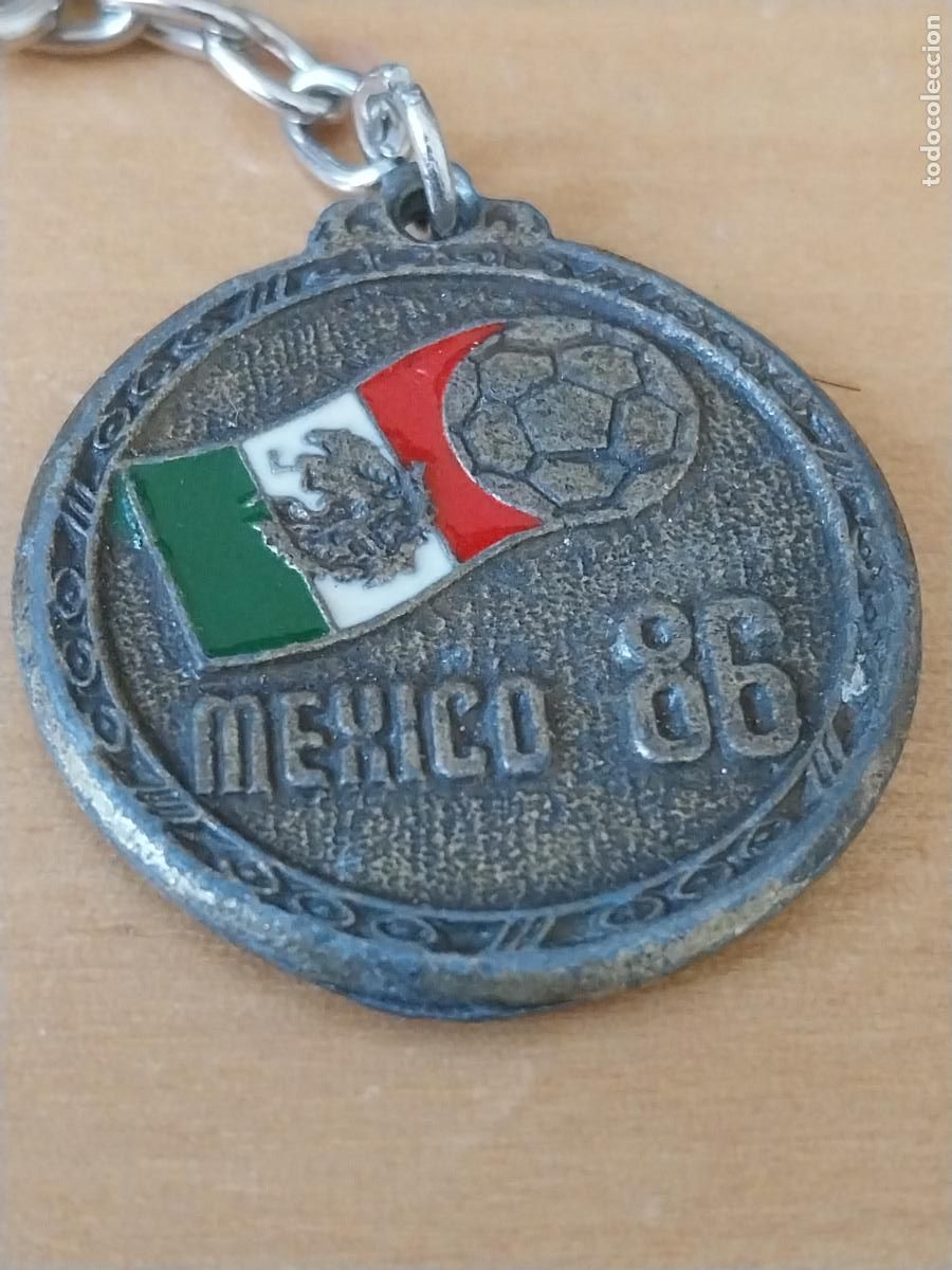 Coleccionismo de llaveros: MEXICO 86 MUNDIAL FUTBOL LLAVERO METAL DORADO PINTURA LACADA 4CMS