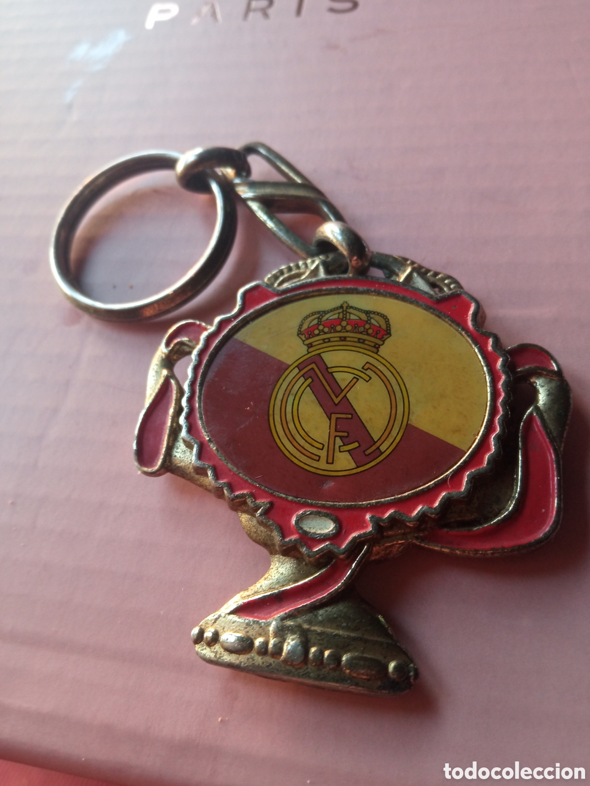 Coleccionismo de llaveros: Antiguo llavero a Doble cara del Real Madrid - Foto 1