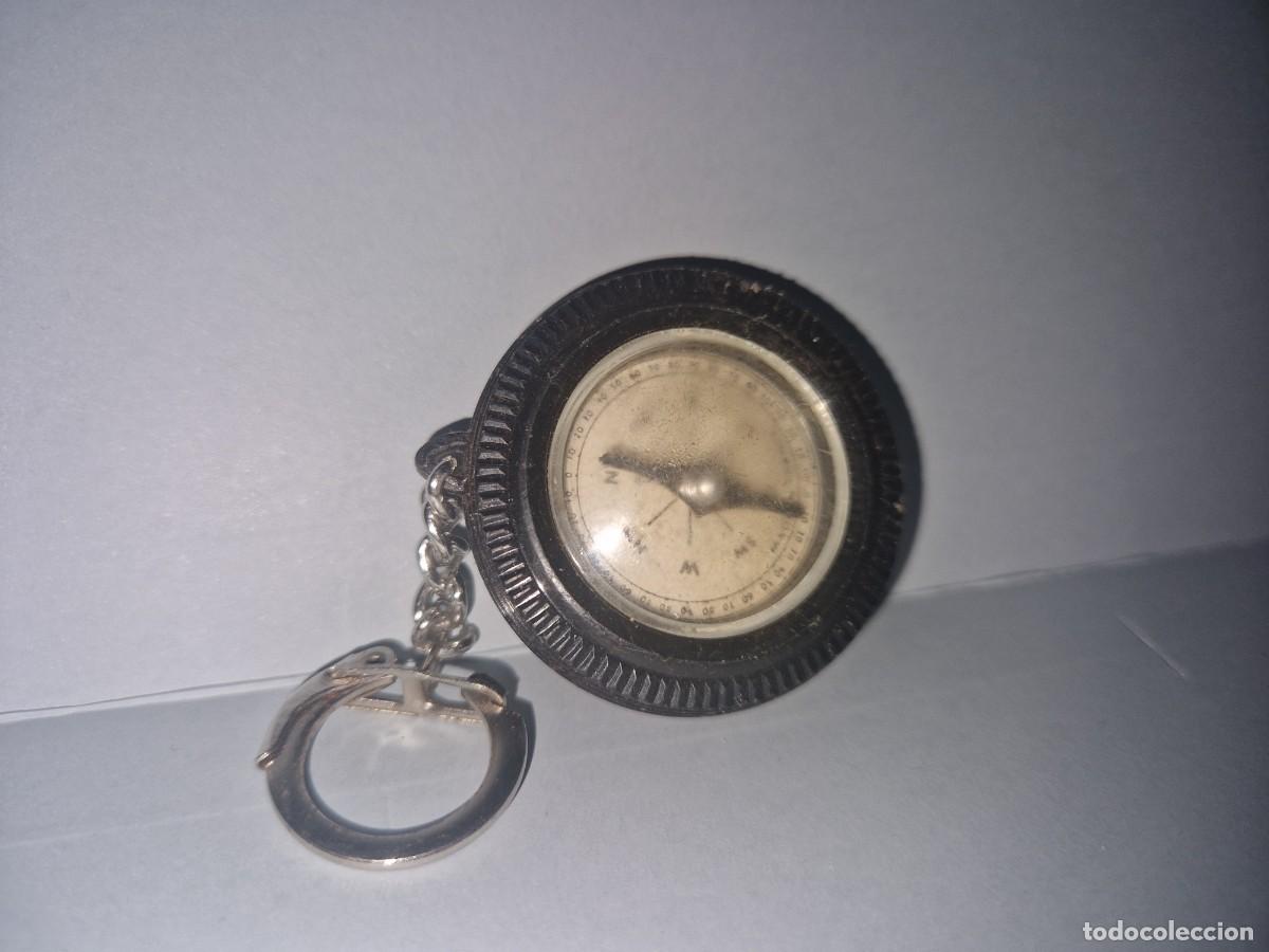 Collection of Keychains: ANTIGUO LLAVERO BRUJULA