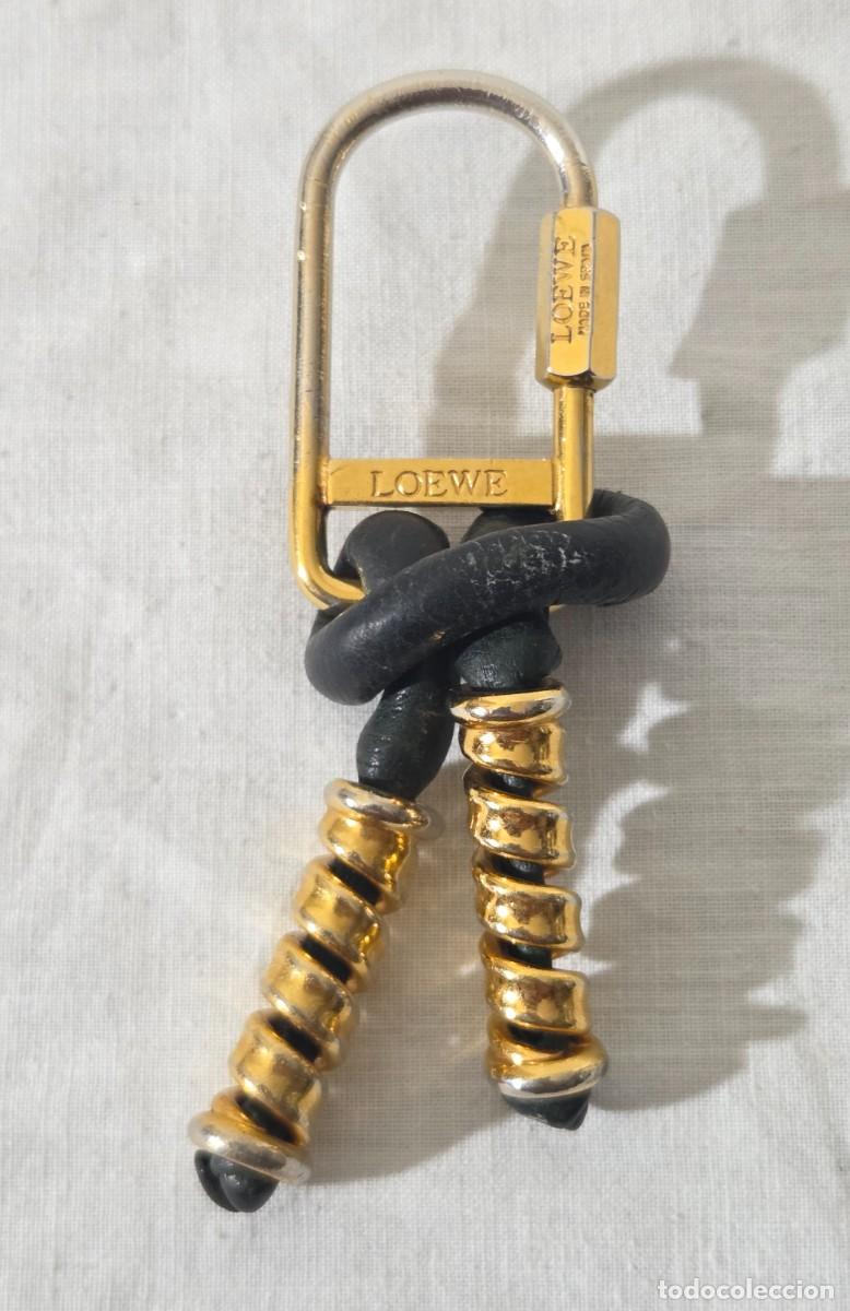 Coleccionismo de llaveros: Llavero de Loewe en metal dorado y cuero