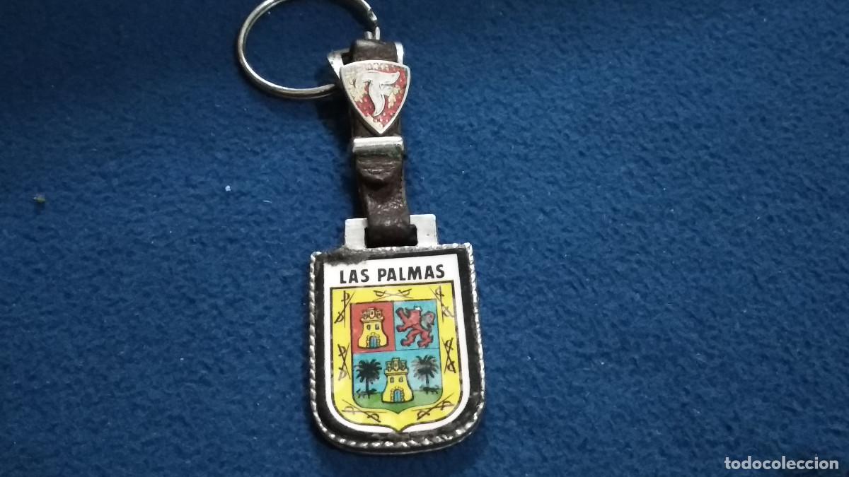 Coleccionismo de llaveros: ANTIGUO LLAVERO LAS PALMAS CON INSIGNIA DE FERRARI DE CUERO Y METAL