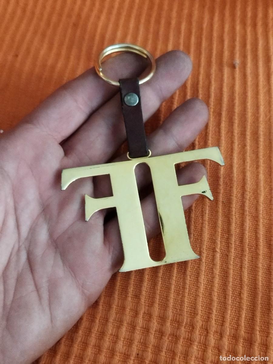 Coleccionismo de llaveros: Gran llavero de la letra F. Metal dorado y cuero.