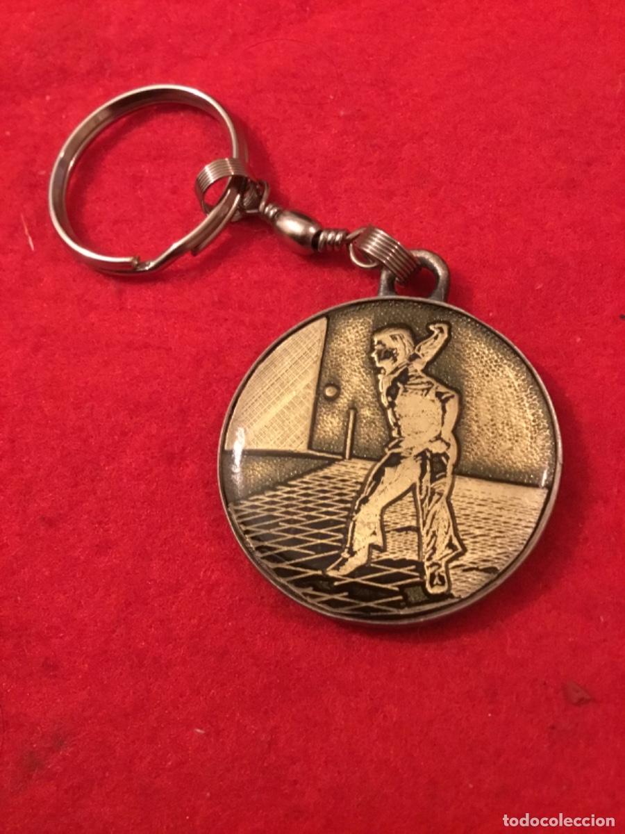 Coleccionismo de llaveros: Llavero pelota a mano 1889 1989 , precioso y dif&iacute;cil