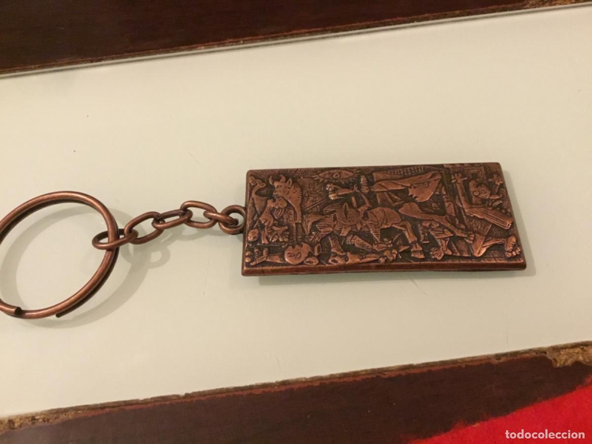 Coleccionismo de llaveros: Antiguo, llavero Guernica de Picasso en cobre con relieves