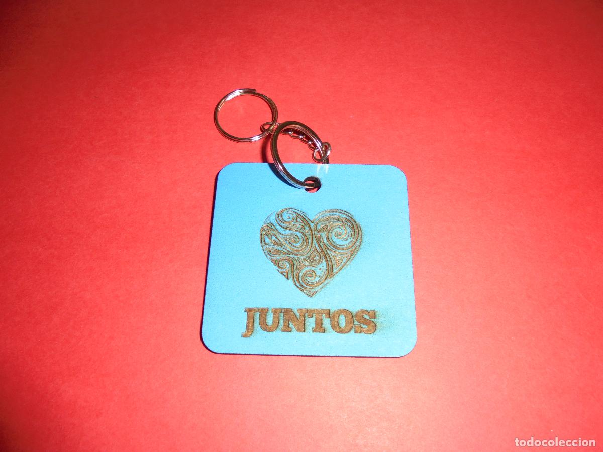 Coleccionismo de llaveros: LLAVERO ARTESANAL DE MADERA GRABADA - JUNTOS - CORAZON - ROMANTICO - REGALO