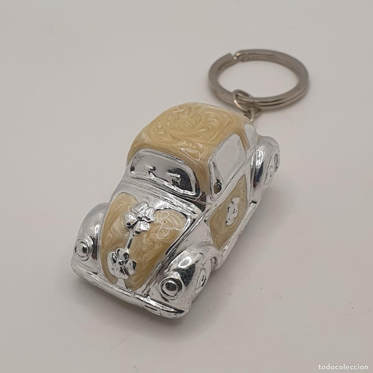 Coleccionismo de llaveros: Original llavero del m&iacute;tico coche Volkswagen escarabajo laminado en plata de ley y esmalte nacarado.