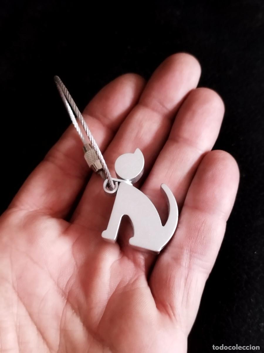 Coleccionismo de llaveros: Llavero de un gato, metal plateado. Tipo figura y mosquet&oacute;n.