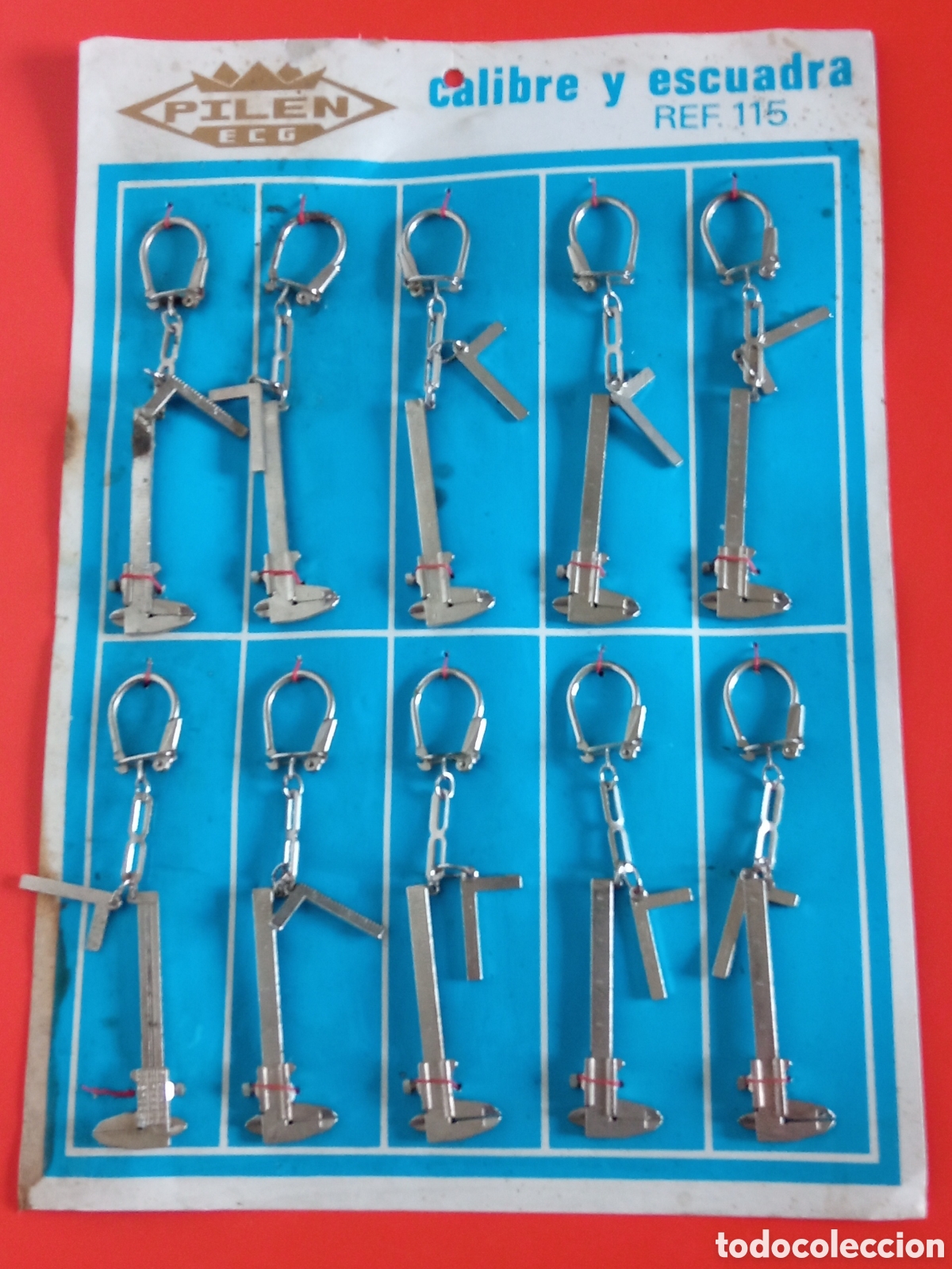 Coleccionismo de llaveros: EXPOSITOR DE 10 LLAVEROS CALIBRE Y ESCUADRA MET&Aacute;LICOS.PILEN 80'S.NUEVOS.