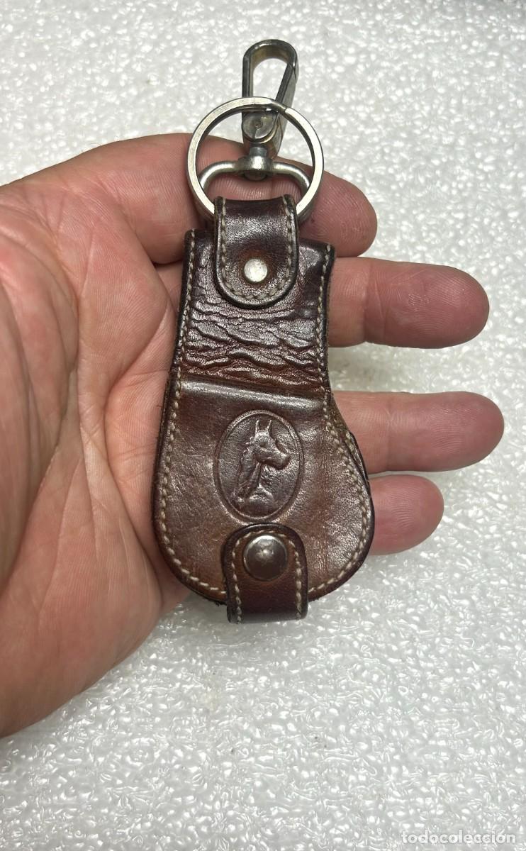 Coleccionismo de llaveros: 3965.Muy raro llavero monedero de cuero marr&oacute;n artesanal marca El Potro (Ubrique)