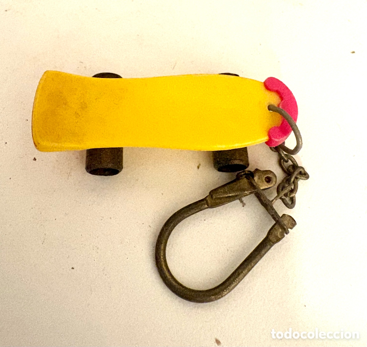 Collectionnisme de portes-cl&eacute;s: Llavero Vintage Monopat&iacute;n de Pl&aacute;stico Amarillo y Rosa - A&ntilde;os 80/90 Retro