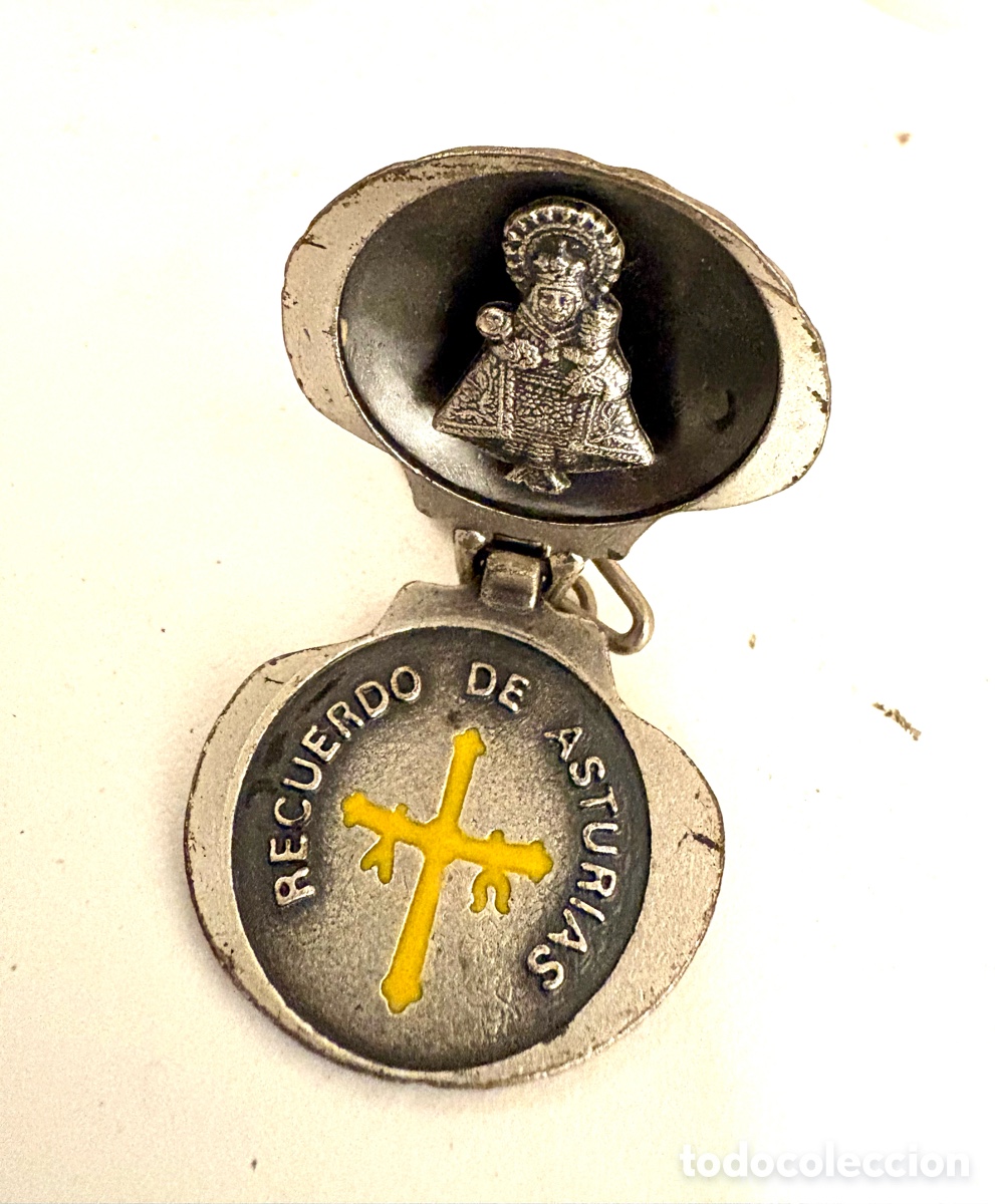 Collectionnisme de portes-cl&eacute;s: Antiguo Llavero Almeja Recuerdo de Asturias &ndash; Virgen de Covadonga y Cruz de la Victoria (Vintage)