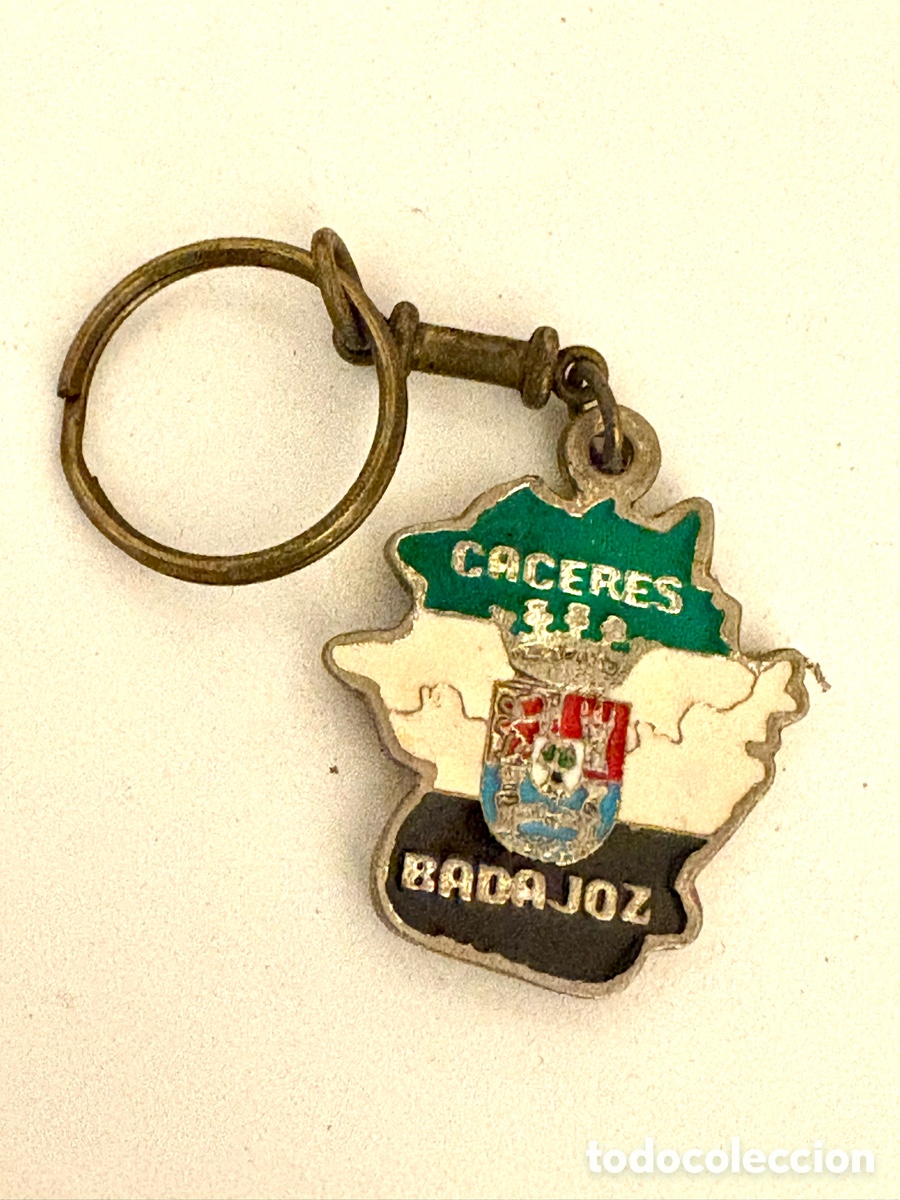 Coleccionismo de llaveros: Antiguo Llavero Reversible Extremadura - Virgen de Guadalupe y Escudo Auton&oacute;mico (Vintage)