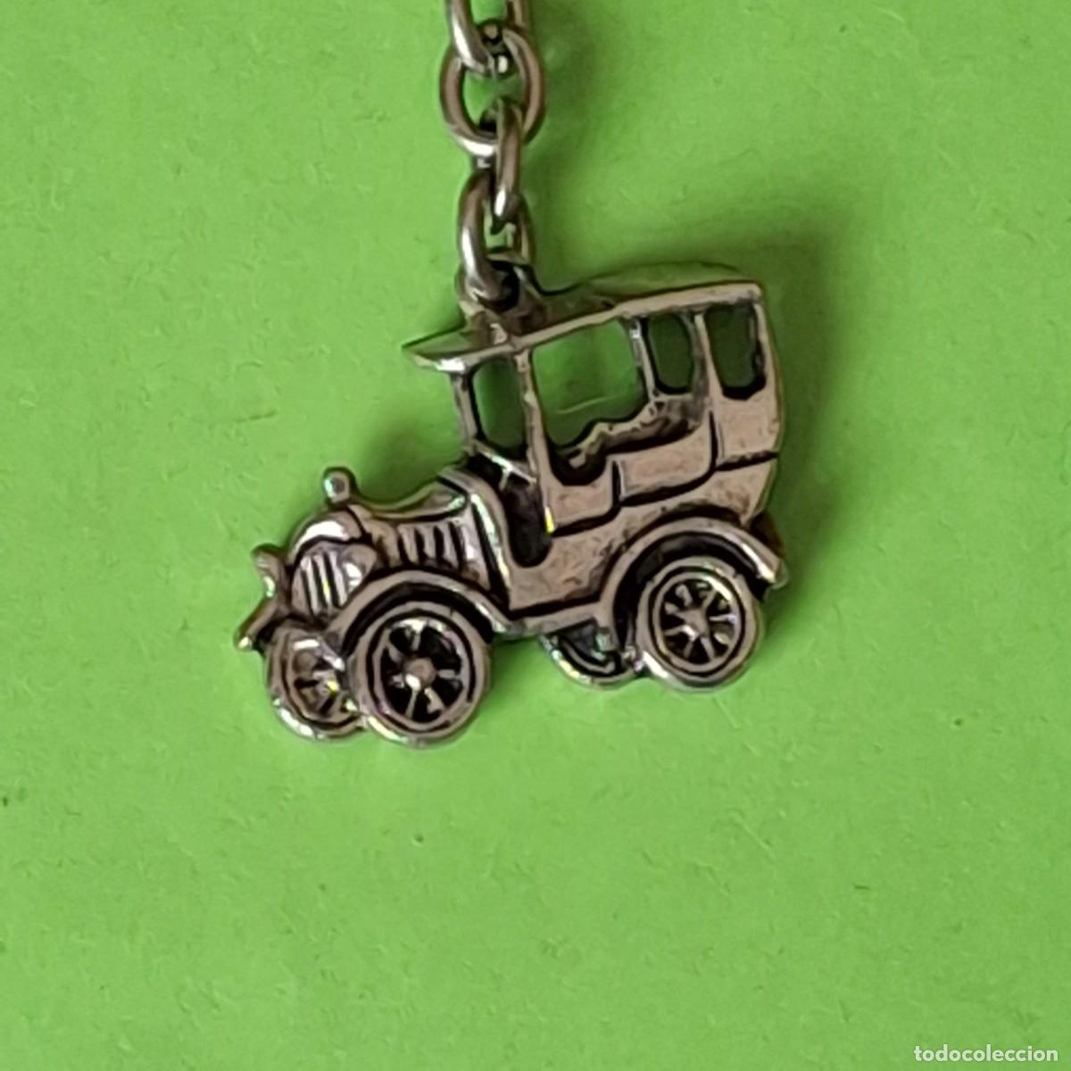 Collection of Keychains: LLAVERO - COCHE ANTIGUO DE EPOCA METALICO