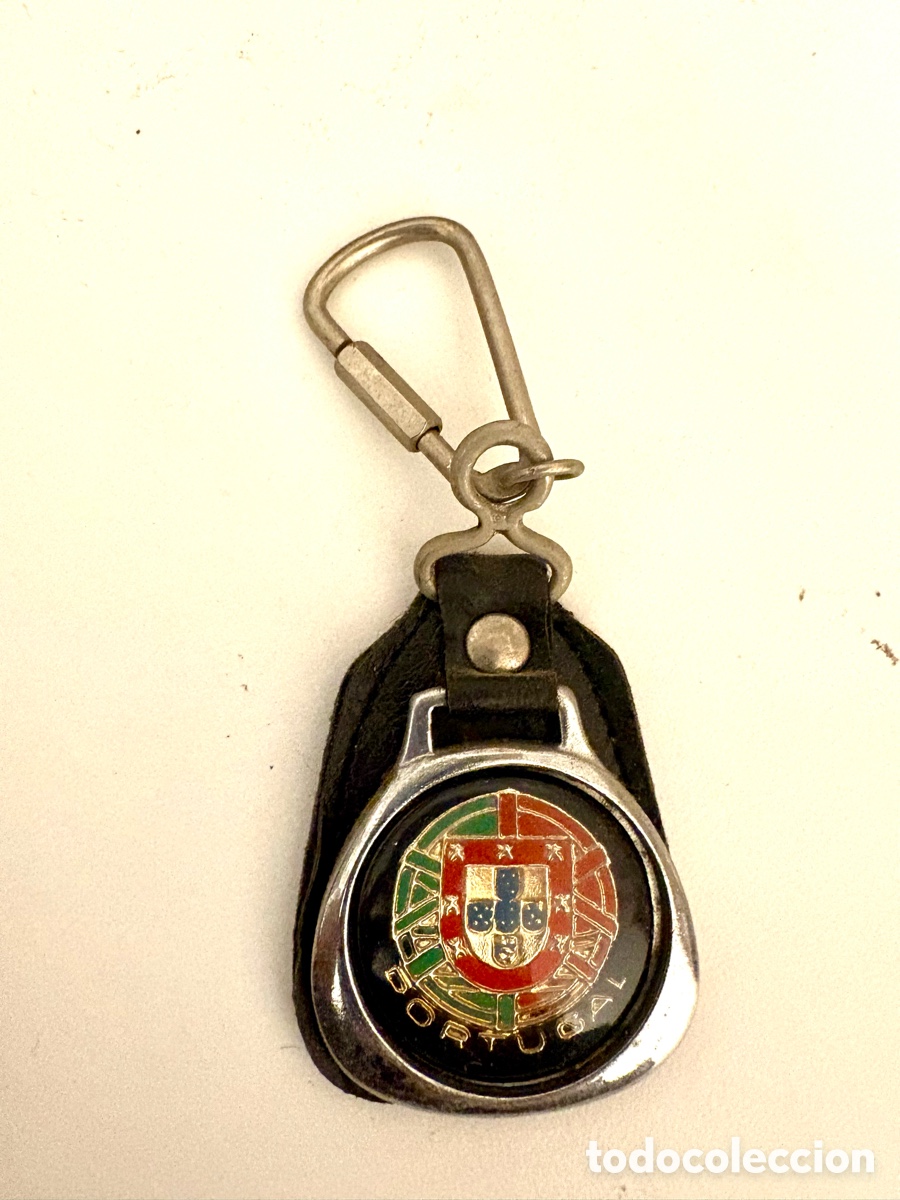 Collectionnisme de portes-cl&eacute;s: Llavero Vintage Portugal &ndash; Escudo y Bandera en Resina, Base de Cuero Negro &ndash; A&ntilde;os 70/80