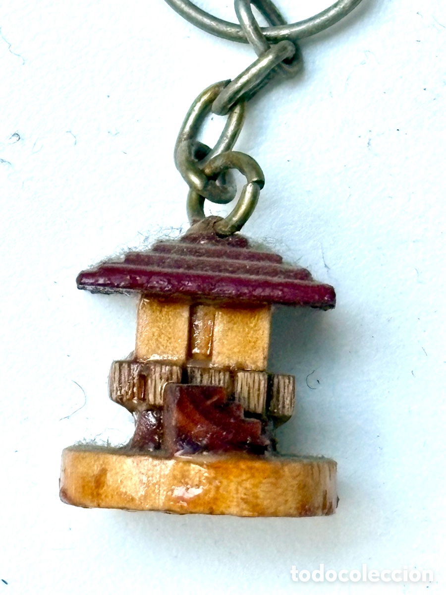 Collection of Keychains: Antiguo Llavero de Madera H&oacute;rreo Gallego / Asturiano - Souvenir Vintage de Colecci&oacute;n