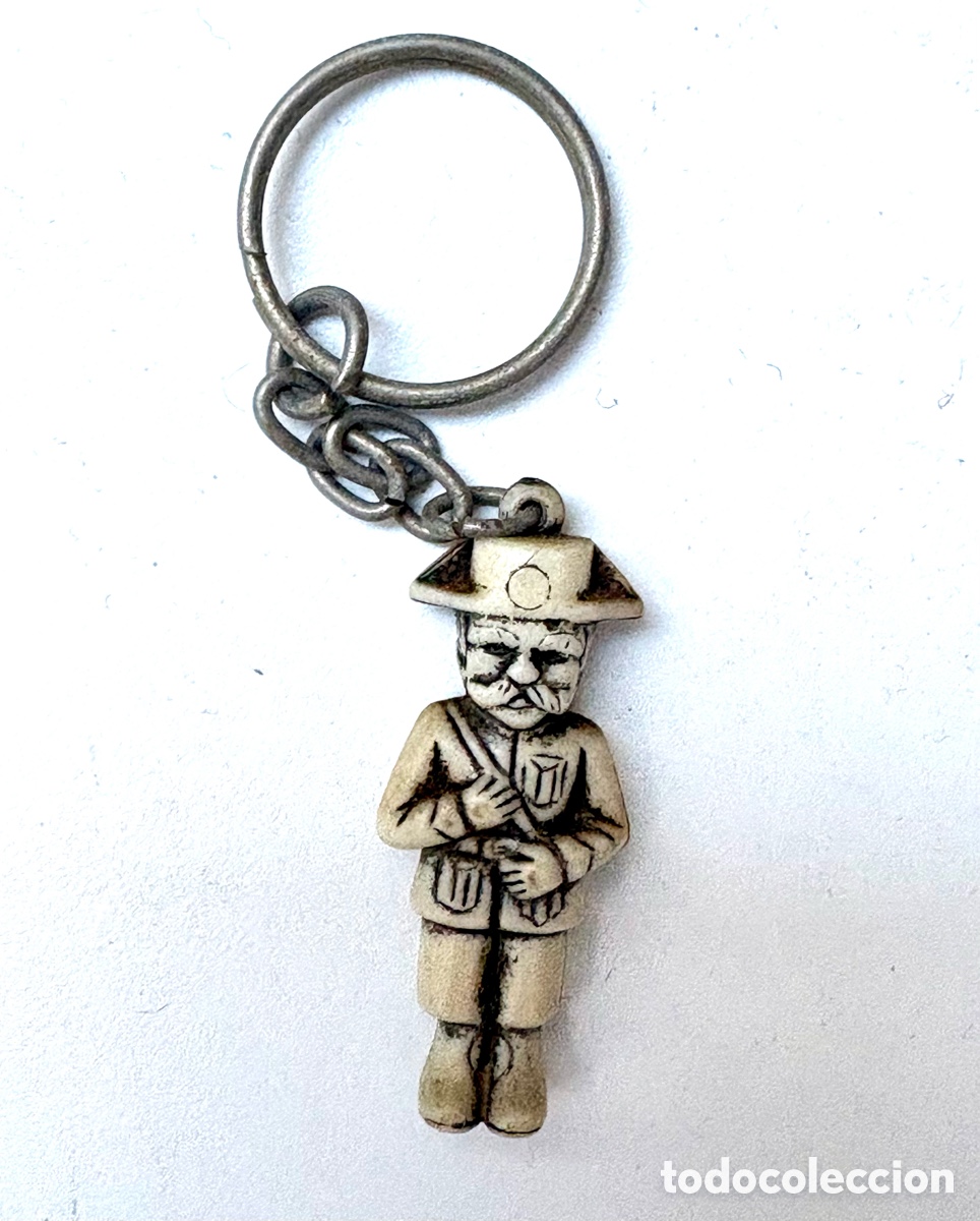 Collection of Keychains: Llavero Antiguo Guardia Civil A&ntilde;os 70/80 - Figura Imitaci&oacute;n Marfil / Resina Vintage