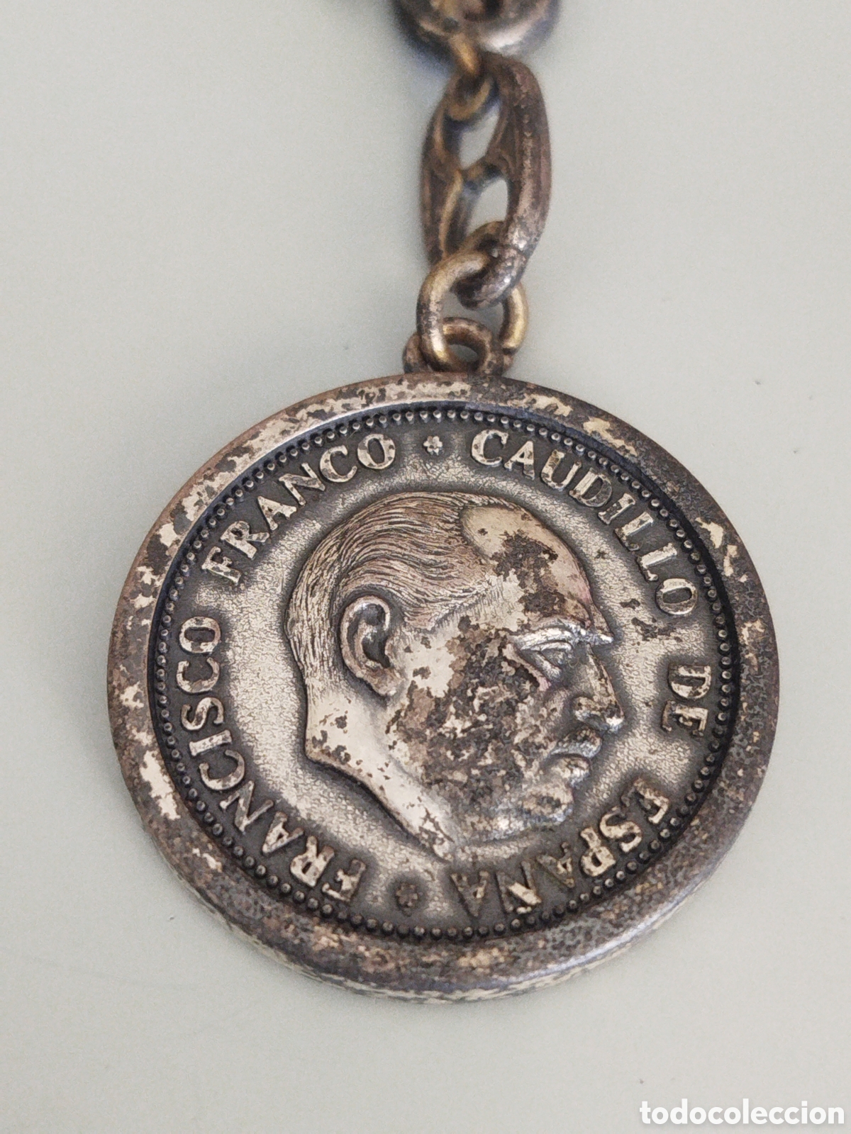 Coleccionismo de llaveros: ANTIGUO LLAVERO FRANCISCO FRANCO UNA GRANDE Y LIBRE