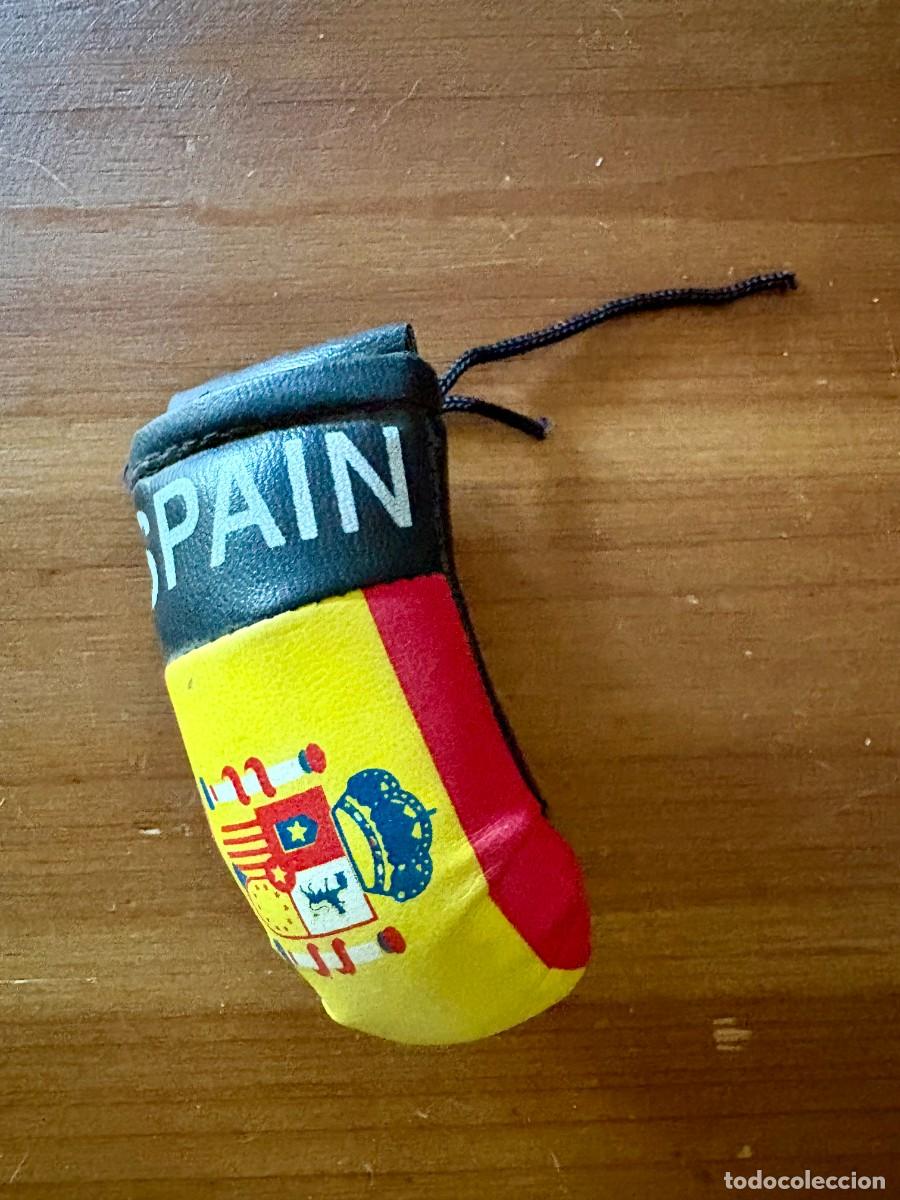 Coleccionismo de llaveros: GUANTE BOXEO PEQUE&Ntilde;O CON LA BANDERA Y ESCUDO DE ESPA&Ntilde;A A&Ntilde;OS SETENTA BIEN CONSERVADO MINIATURA