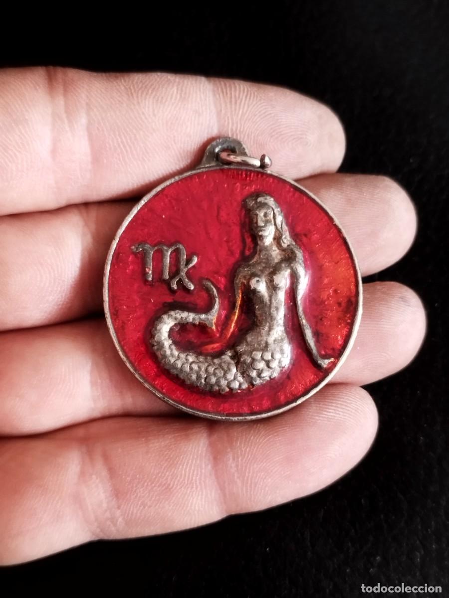 Coleccionismo de llaveros: Llavero de signo zodiacal Virgo, horoscopo. Con sirena en relieve. Y esmaltado rojo.