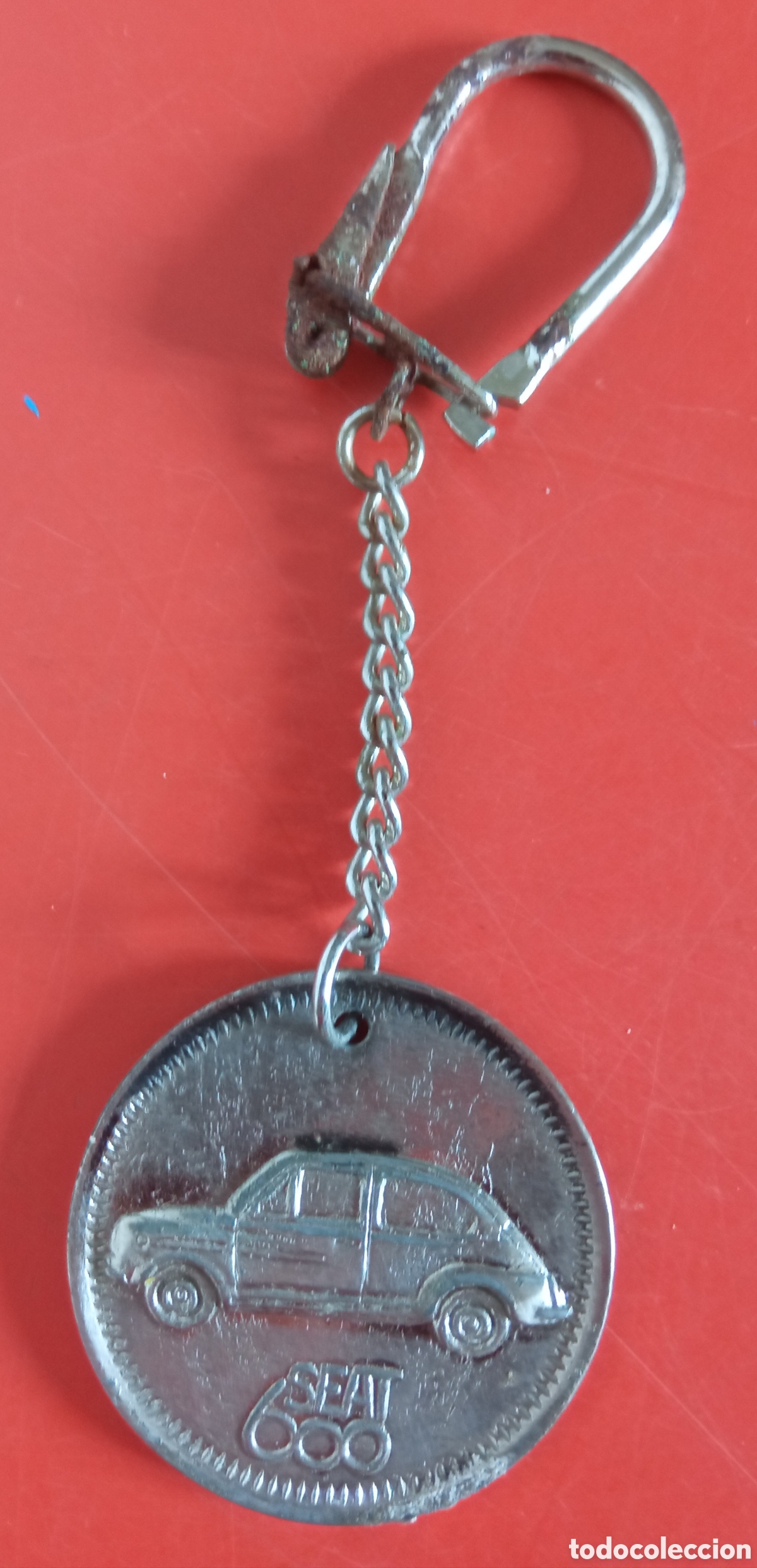 Coleccionismo de llaveros: LLAVERO MET&Aacute;LICO SEAT 600 Y EMBLEMA.VERMIHE 70'S.SIN USO.