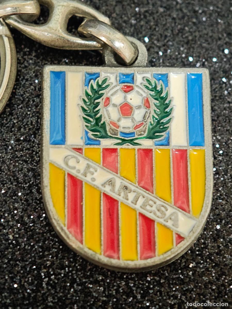 Coleccionismo de llaveros: LLAVERO ANTIGUO FUTBOL C.F ARTESA LLEIDA ESCUDO