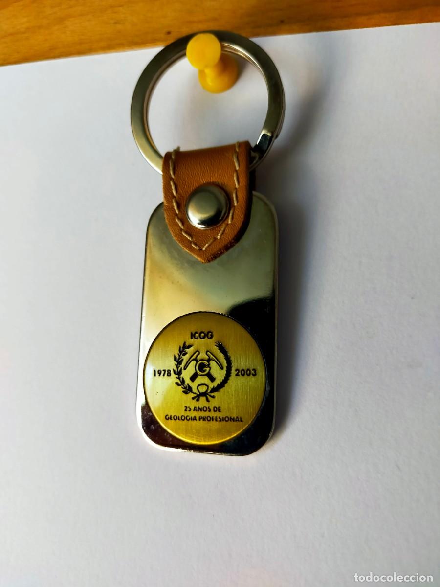 Coleccionismo de llaveros: LLAVERO METAL Y CUERO ILUSTRE COLEGIO OFICIAL DE GE&Oacute;LOGOS. XXV ANIVERSARIO. 2003.