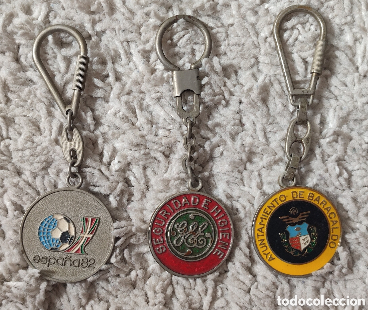 Coleccionismo de llaveros: Lote de llaveros y pins de los a&ntilde;os 80. Estuche de Norton MOTORCYCLES con 3 pins sin sacar del bl&iacute;st