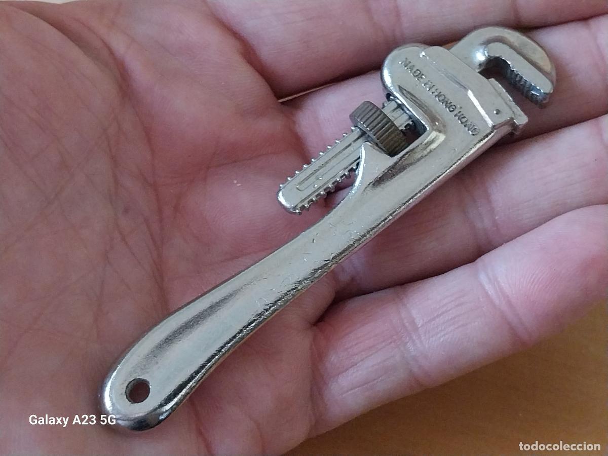 Coleccionismo de llaveros: GRIFA LLAVE MINIATURA HERRAMIENTA METAL CROMADO 9.5CMS ALTO CREO QUE ES UN LLAVERO FUNCIONAL